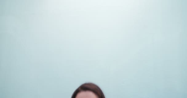Sourire femme confiante posant 