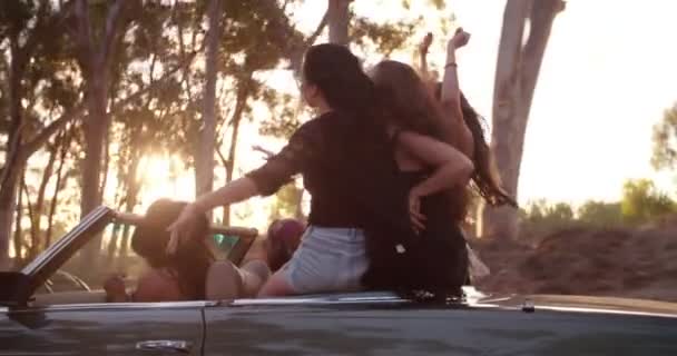 Amigos adolescentes em uma viagem de verão — Vídeo de Stock