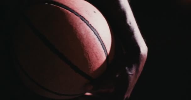 Primer plano del baloncesto de agarre manual — Vídeo de stock