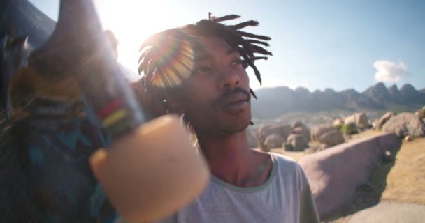 Afro-americano Skater Holding Skateboard Fuori — Video Stock