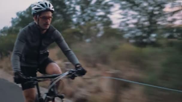 Велосипедист с велосипедом на горной дороге — стоковое видео