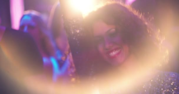 Bliskiego Wschodu kobieta taniec i śmiejąc się na imprezie w klubie nocnym — Wideo stockowe