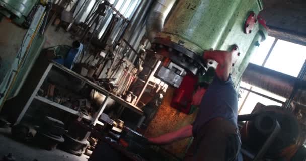 机械压力机铁匠的讲习班 — 图库视频影像