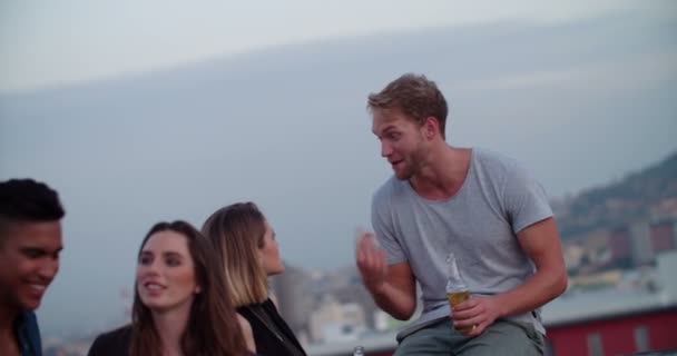 Amigos charlando en una fiesta de verano en la azotea — Vídeos de Stock