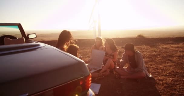 Amigos comiendo pizza cerca de coche convertible — Vídeo de stock