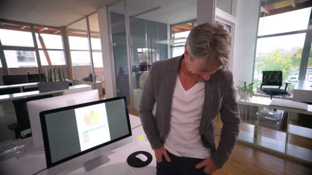 Dirigeant d'entreprise debout devant son bureau — Video
