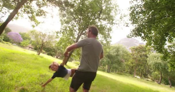 Papá jugando con su hijo en el parque — Vídeo de stock