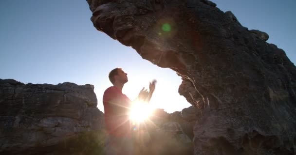 Альпініст застосовує крейду до рук у підготовці до скелелазіння — стокове відео