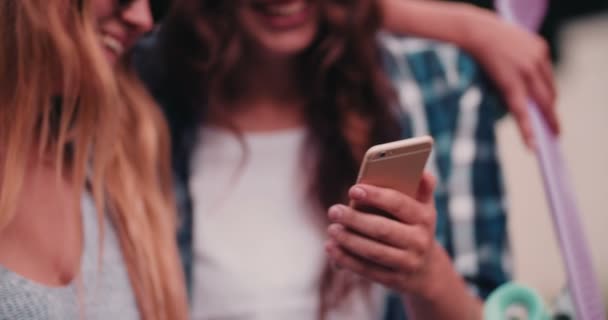 Filles amis souriant au téléphone intelligent — Video