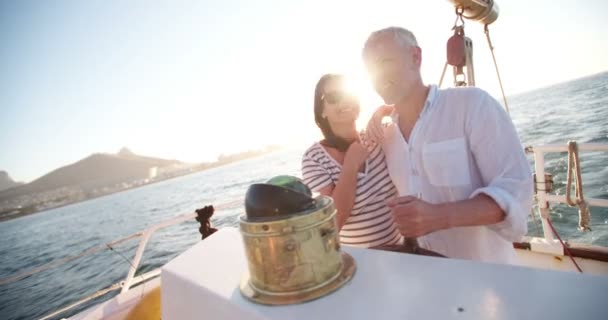 Pareja de personas mayores disfrutando de un crucero de alquiler — Vídeos de Stock