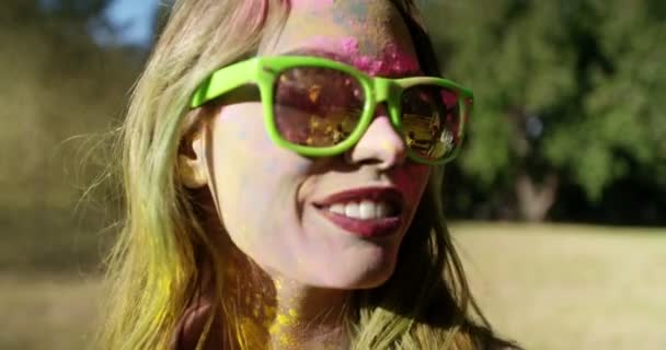 Chica cubierta en polvo de Holi — Vídeo de stock