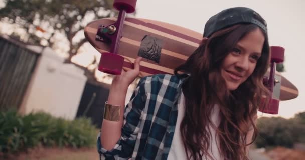 Skater ragazza in piedi con la sua tavola sorridente — Video Stock