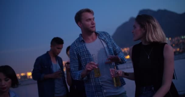 Amigos gostando de bebidas e conversando em uma festa no telhado — Vídeo de Stock