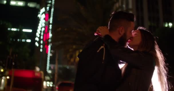 Hipster casal beijando à noite na cidade — Vídeo de Stock