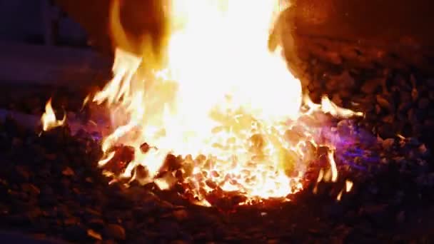 Horno en taller herrero con llamas — Vídeo de stock