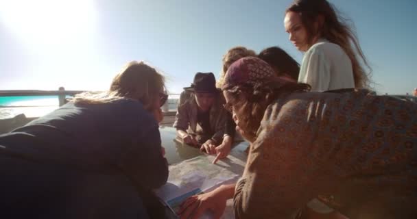 Amigos planeando su viaje por carretera en la playa — Vídeos de Stock