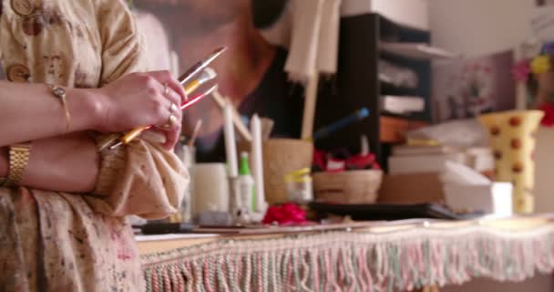 Sanatçı ile onu iş masada Boya fırçaları — Stok video