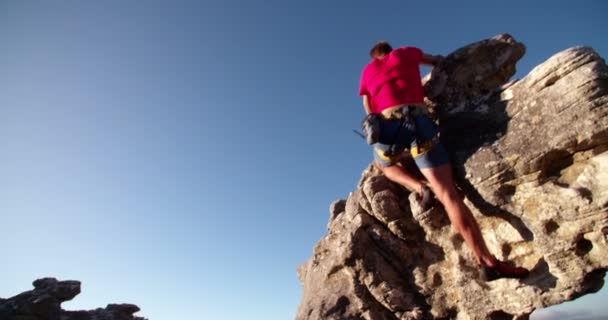 山登り中の男の顔を登るロッククライミング — ストック動画