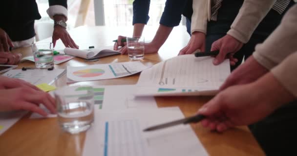 Equipo empresarial asistiendo a la reunión de progreso — Vídeos de Stock