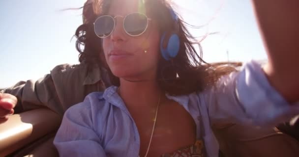 Kadın araba yolculuğu sırasında kulaklık ile müzik dinleme — Stok video