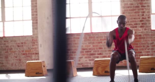 Homme faisant des exercices de corde de combat dans l'entraînement Crossfit — Video