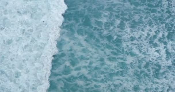 Vue ariale d'un océan et des vagues 