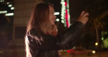 bir gece alarak kız smartphone ile vurdu 