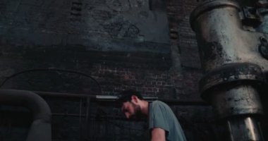 Parlayan demir örs atölye üzerinde çekiç demirci