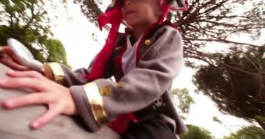 Dişlek gülümseme ile korsan olarak giyinmiş çocuk 