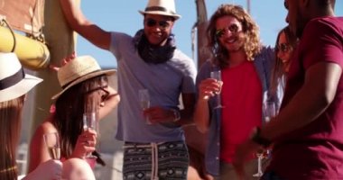 adam bir yatta arkadaşları ile parti güneş gözlüğü