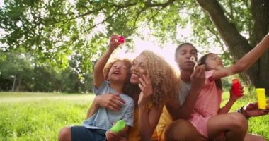 Aile bağı ve üfleme parkta bubbles