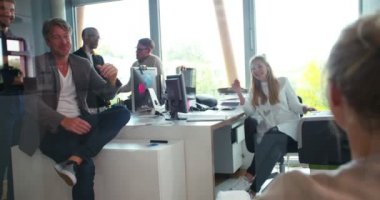 Pencereden gülümseyen yakışıklı çift oturma