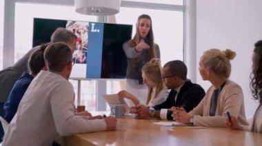 iş ekibi ofiste başlangıç tartışıyor