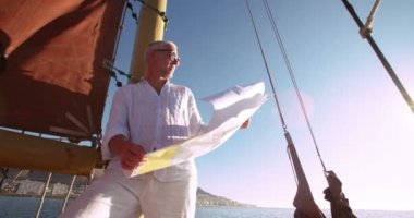 Haritaya bakıyordum ve gülümseyen yelkenli gemide seyahat