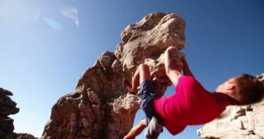 kayaüzerinde asılı aşırı tırmanma adam