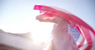 bir çatıda bir Amerikan bayrağı ile kız