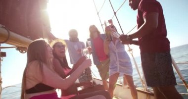 arkadaşlar sunflare ile şampanya içmek yat üzerinde