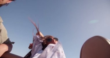 Cabrio araba içinde güneş gözlüklü kız