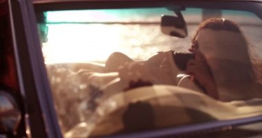 Komik resimler üstü açık bir arabayla çekici çift