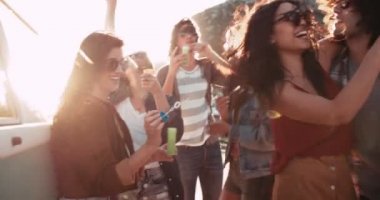 gün batımında kabarcıklar dışında ile parti arkadaşları