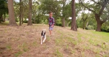 Çocuk onun çalışan köpek yavrusu takip 