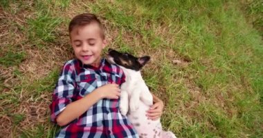 Küçük çocuğun yüzünü yalama köpek yavrusu  