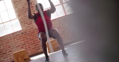 savaş ip egzersiz crossfit eğitim yapan erkek