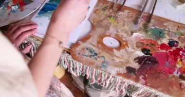 Kağıt üzerinde bir palet ve parlak renkler ile resmi ressamın