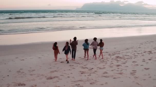 Zachód słońca plaży spacerem z przyjaciółmi — Wideo stockowe