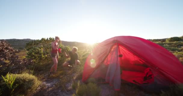 Coppia allestimento tenda durante le vacanze escursionistiche — Video Stock