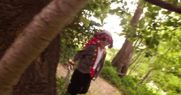 Jongen verkleed als piraat met toothy glimlach — Stockvideo