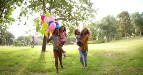 Afrikalı-Amerikalı aile bir parkta kaliteli zaman geçirmek — Stok video