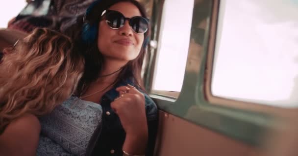 Oturan kadın kulaklıklar müzik dinlemek — Stok video