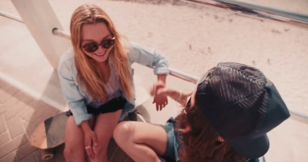 Teen dívky přátelé smát a všeobjímající — Stock video